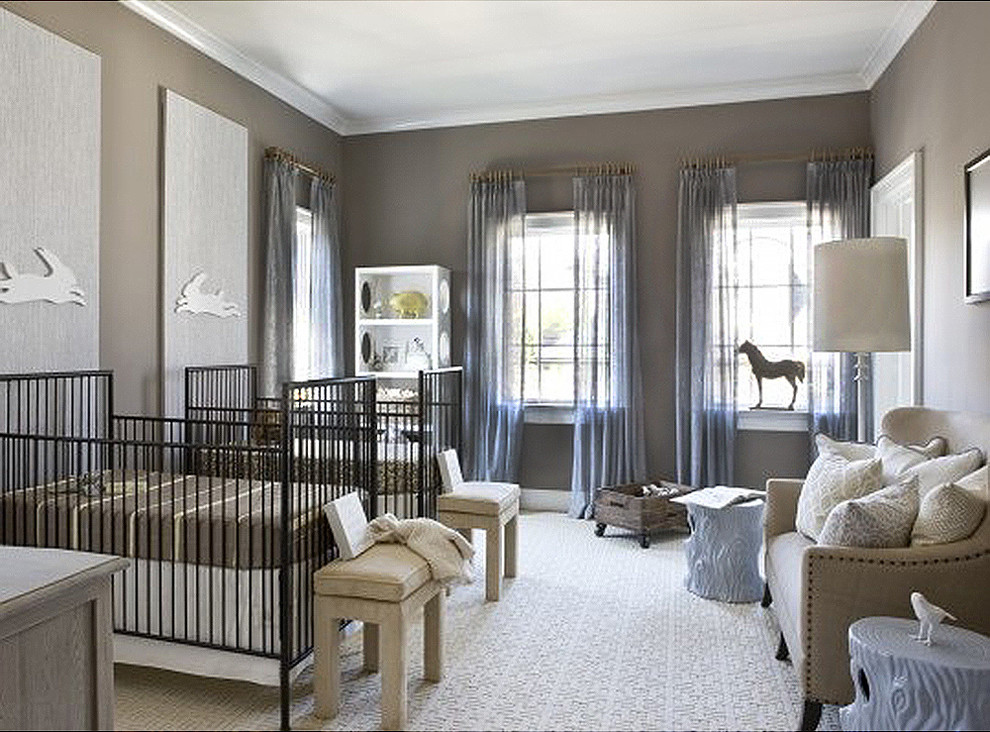 Foto de habitación de bebé clásica de tamaño medio
