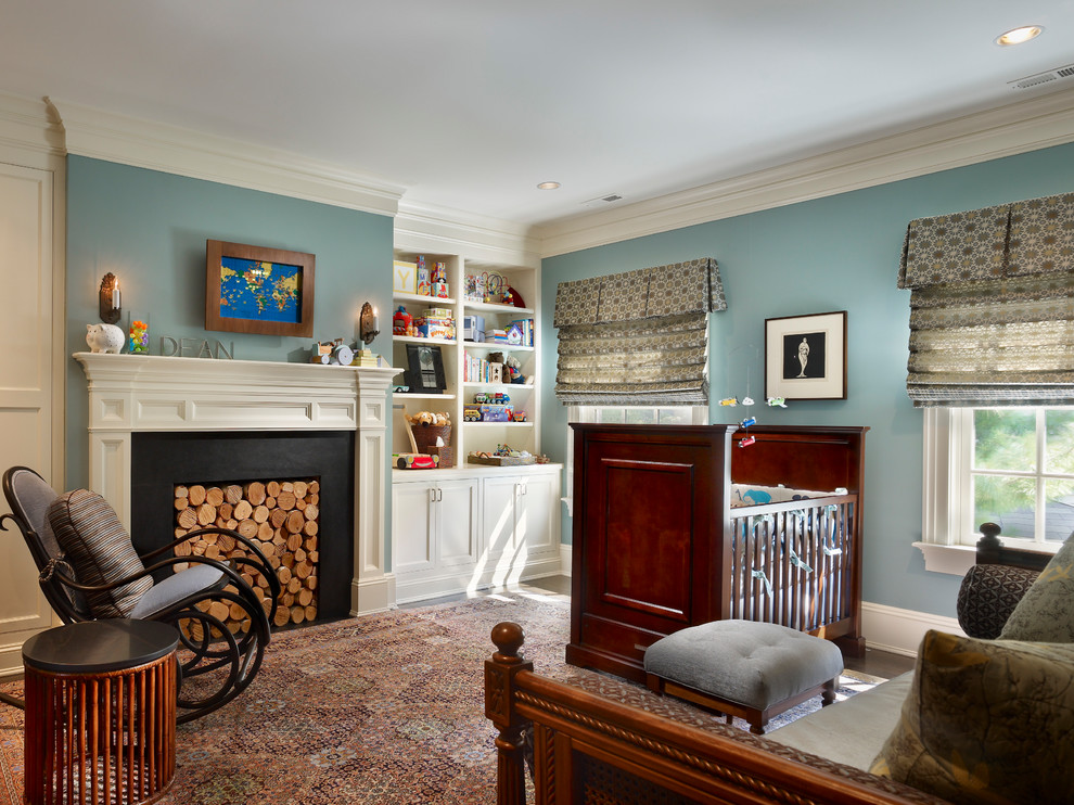 Foto di una cameretta per neonato classica con pareti blu
