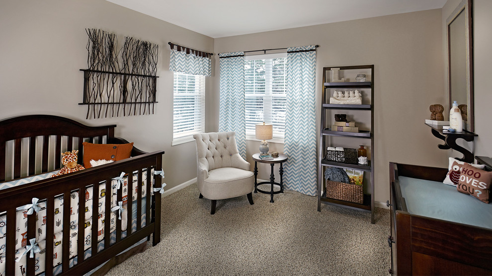 Пример оригинального дизайна: нейтральная комната для малыша среднего размера в классическом стиле с бежевыми стенами, ковровым покрытием и бежевым полом