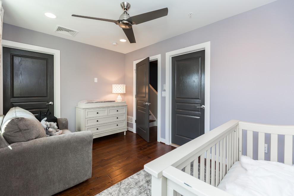 Идея дизайна: нейтральная комната для малыша среднего размера в классическом стиле с фиолетовыми стенами, паркетным полом среднего тона и коричневым полом