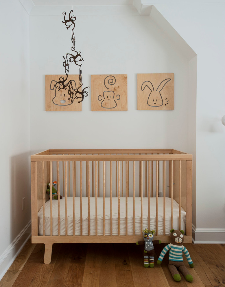 Kleines, Neutrales Klassisches Babyzimmer mit weißer Wandfarbe und braunem Holzboden in Auckland