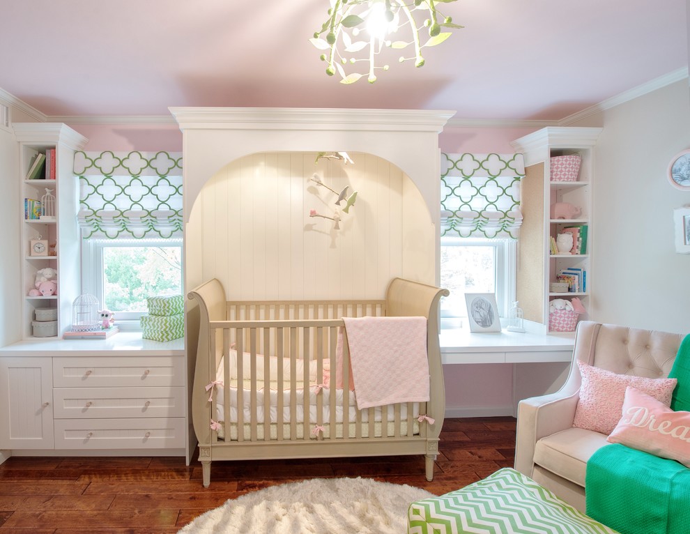 Mittelgroßes Klassisches Babyzimmer mit grauer Wandfarbe und braunem Holzboden in New York