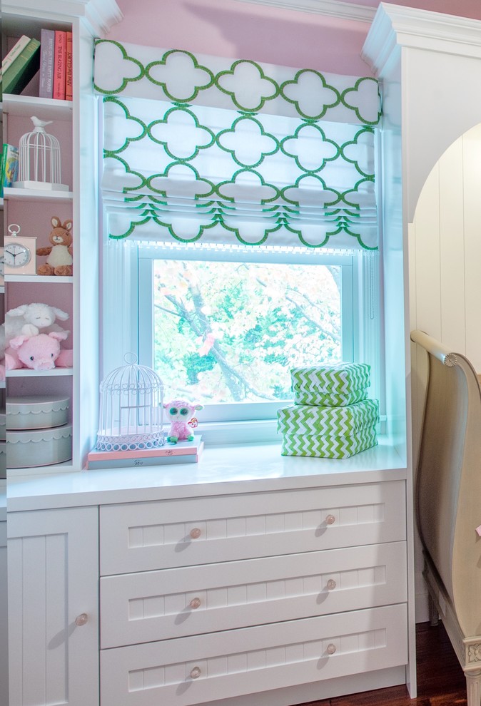 Idées déco pour une chambre de bébé fille classique de taille moyenne avec un mur rose et un sol en bois brun.