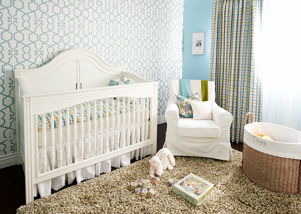 バンクーバーにあるトラディショナルスタイルのおしゃれな赤ちゃん部屋 (青い壁、男女兼用、濃色無垢フローリング) の写真