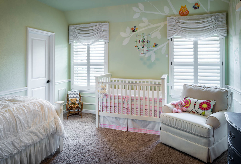 Réalisation d'une grande chambre de bébé fille tradition avec un mur vert et moquette.