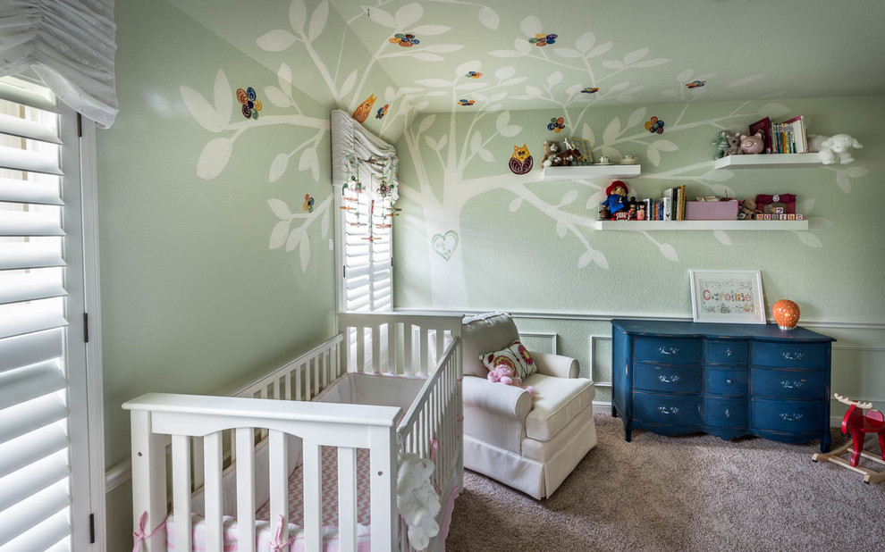 На фото: большая комната для малыша в стиле неоклассика (современная классика) с зелеными стенами и ковровым покрытием для девочки с