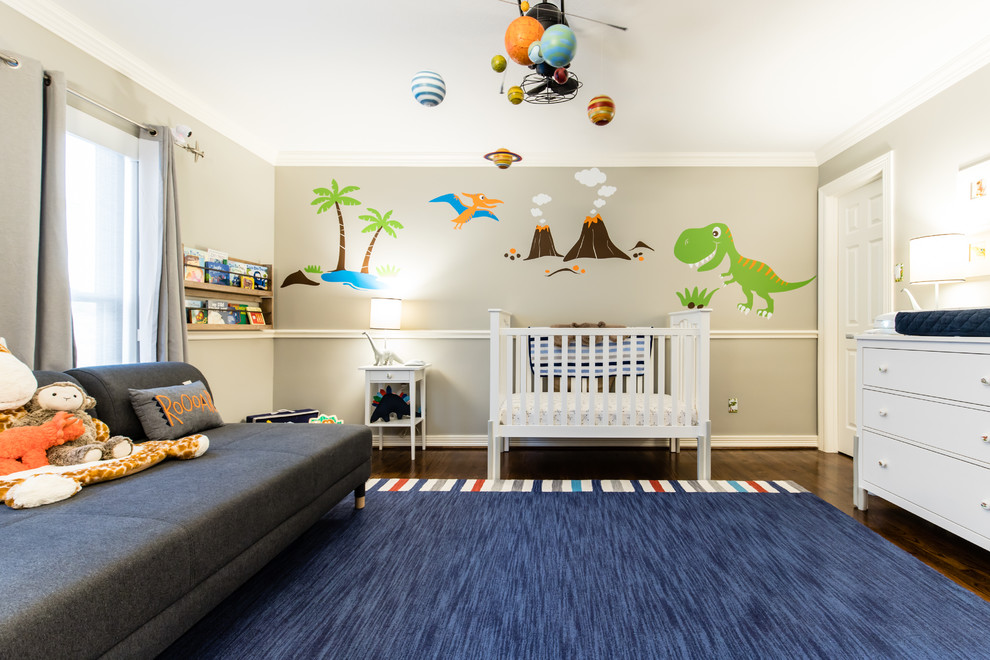 Diseño de habitación de bebé neutra clásica renovada con paredes grises, suelo de madera oscura y suelo marrón