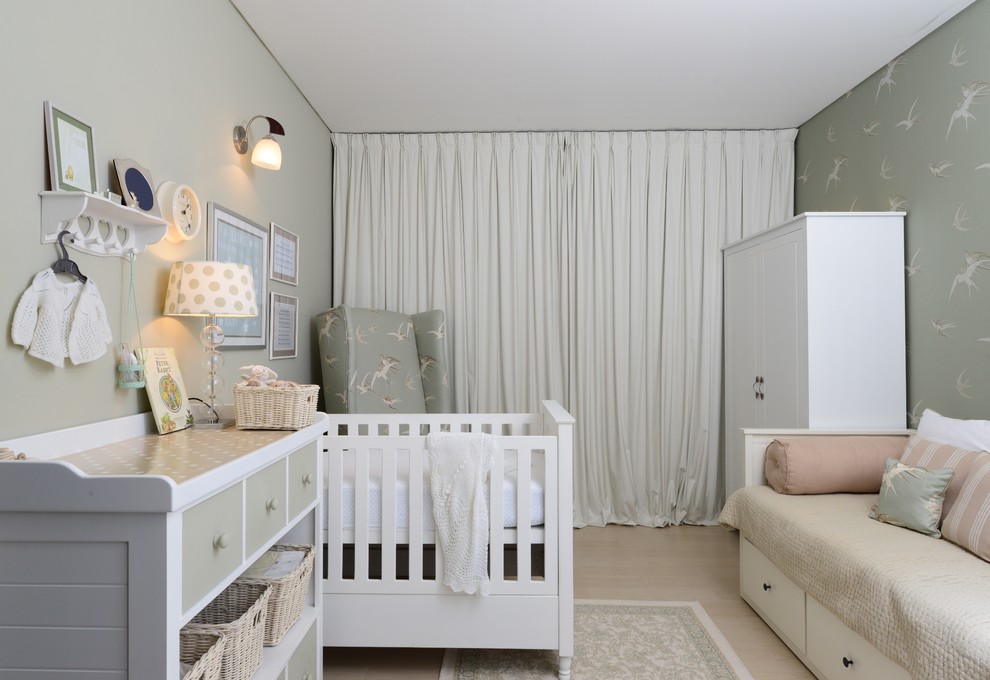 Aménagement d'une chambre de bébé fille classique avec un mur gris, parquet clair et un sol beige.