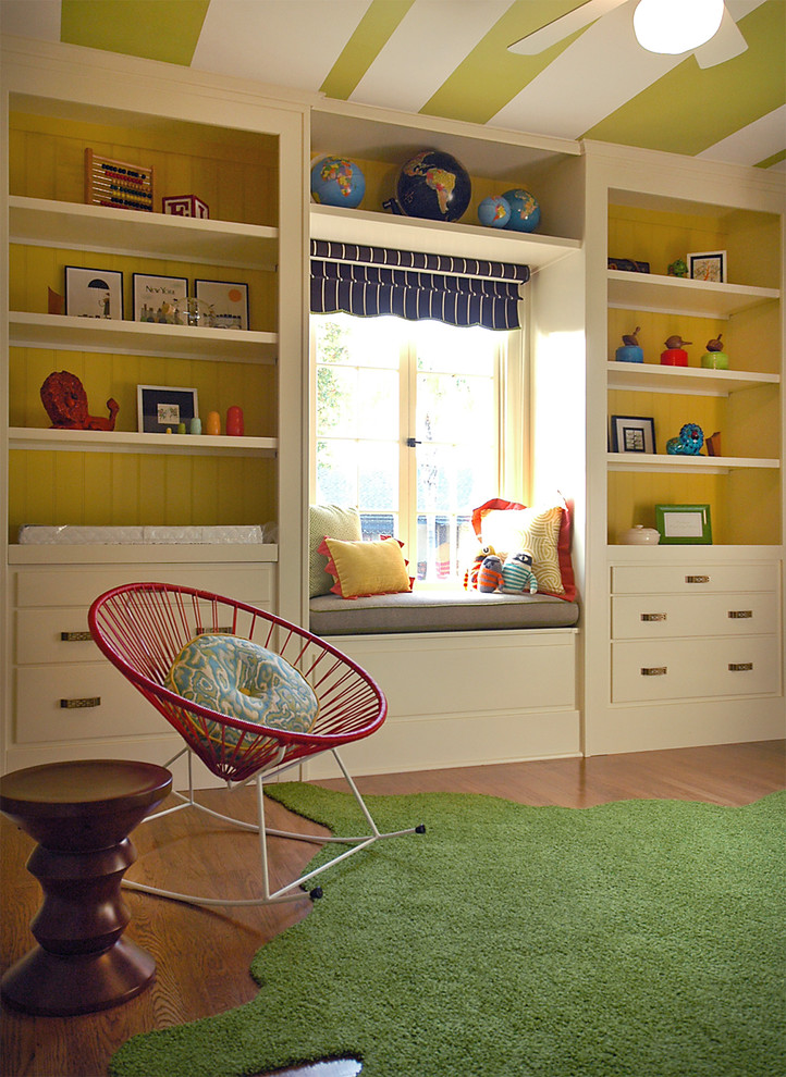 Cette image montre une chambre de bébé neutre traditionnelle avec parquet foncé.
