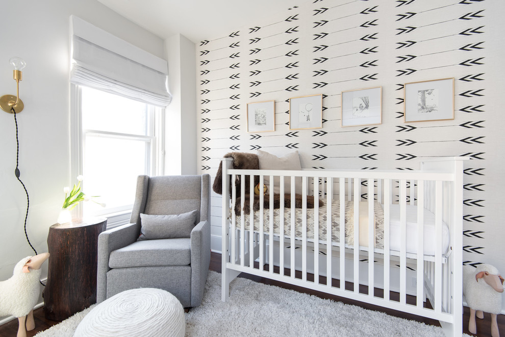 Свежая идея для дизайна: нейтральная комната для малыша в стиле неоклассика (современная классика) с белыми стенами и темным паркетным полом - отличное фото интерьера