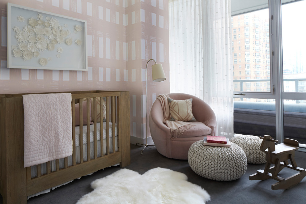 Cette image montre une chambre de bébé fille traditionnelle avec un mur rose, moquette et un sol gris.