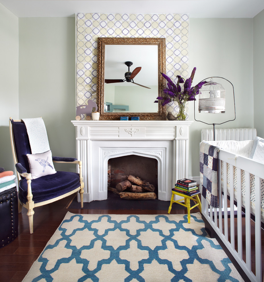 Cette photo montre une chambre de bébé neutre chic de taille moyenne avec un mur gris et parquet foncé.