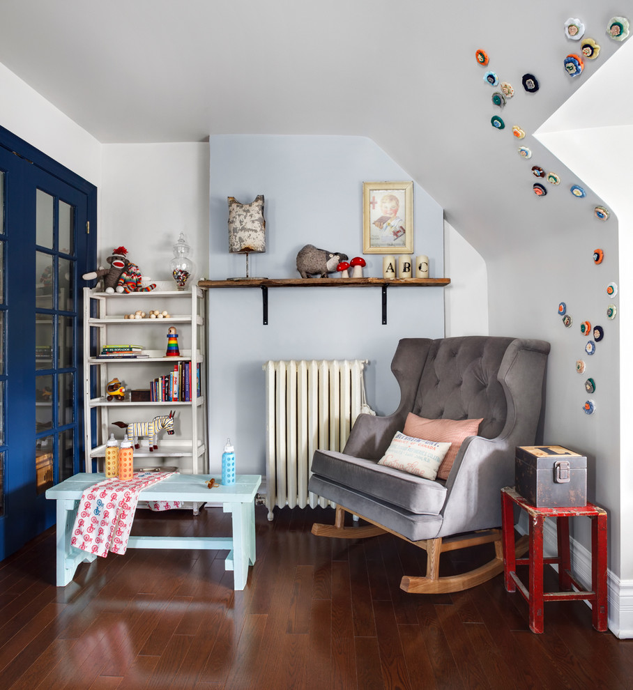 На фото: нейтральная комната для малыша в стиле неоклассика (современная классика) с синими стенами и темным паркетным полом с