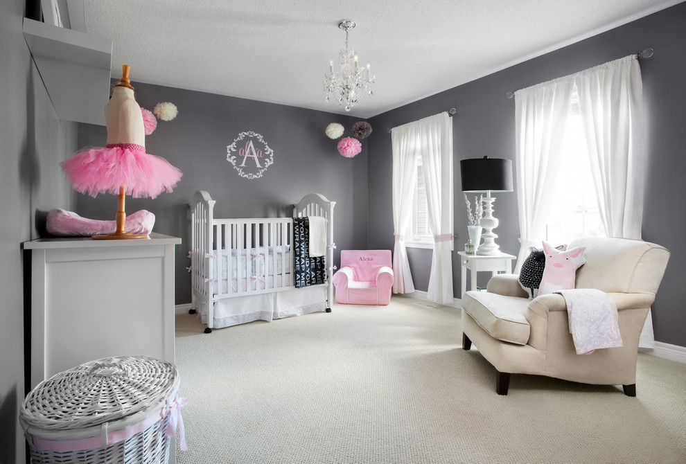 Réalisation d'une grande chambre de bébé fille tradition avec un mur gris et moquette.