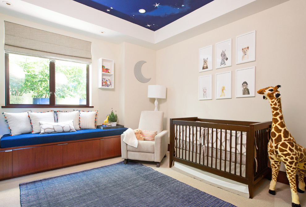 Modelo de habitación de bebé neutra clásica renovada de tamaño medio con paredes beige, moqueta y suelo beige