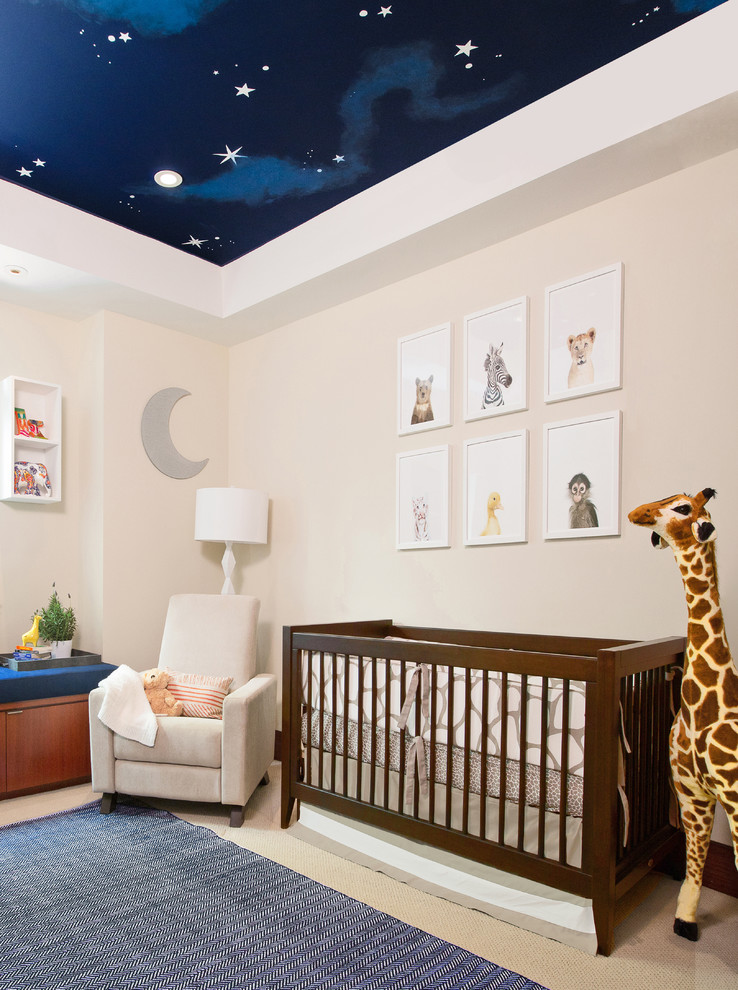Modelo de habitación de bebé neutra tradicional renovada de tamaño medio con paredes beige