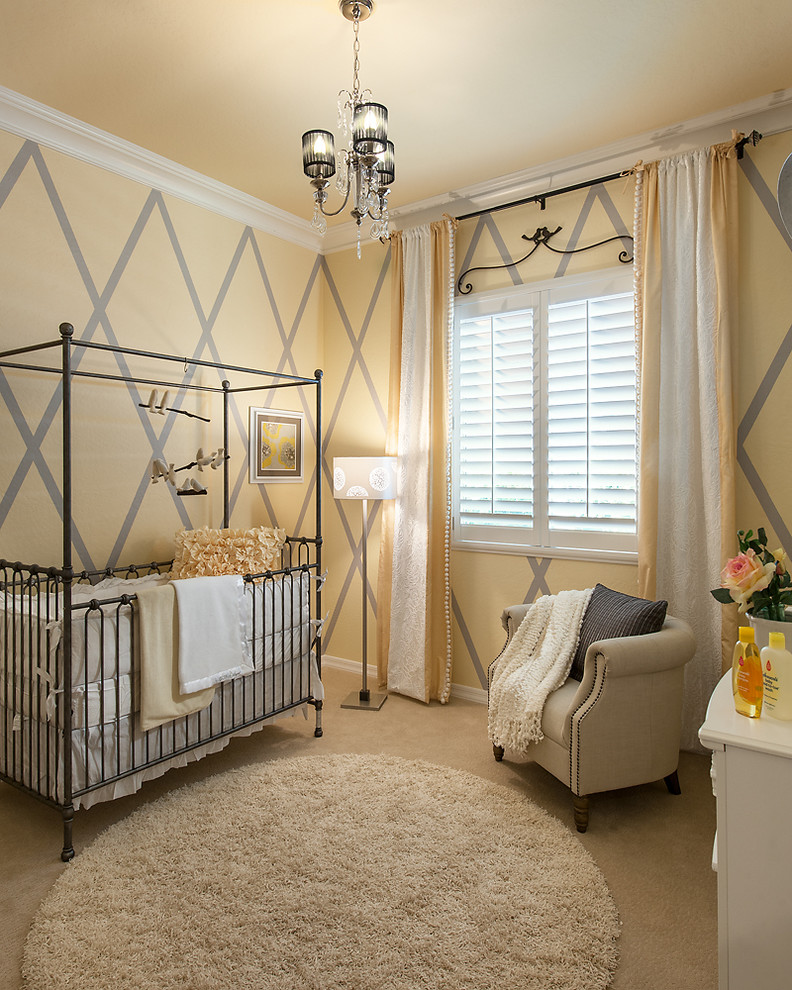 Réalisation d'une chambre de bébé neutre tradition avec un mur multicolore, moquette et un sol beige.