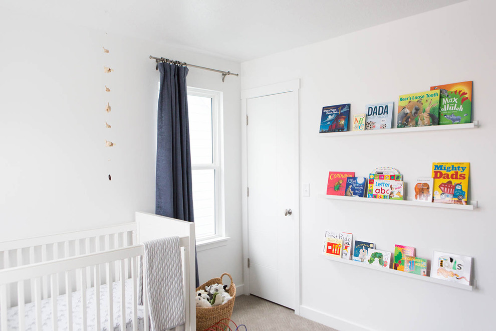 Идея дизайна: нейтральная комната для малыша среднего размера в стиле неоклассика (современная классика) с белыми стенами и ковровым покрытием