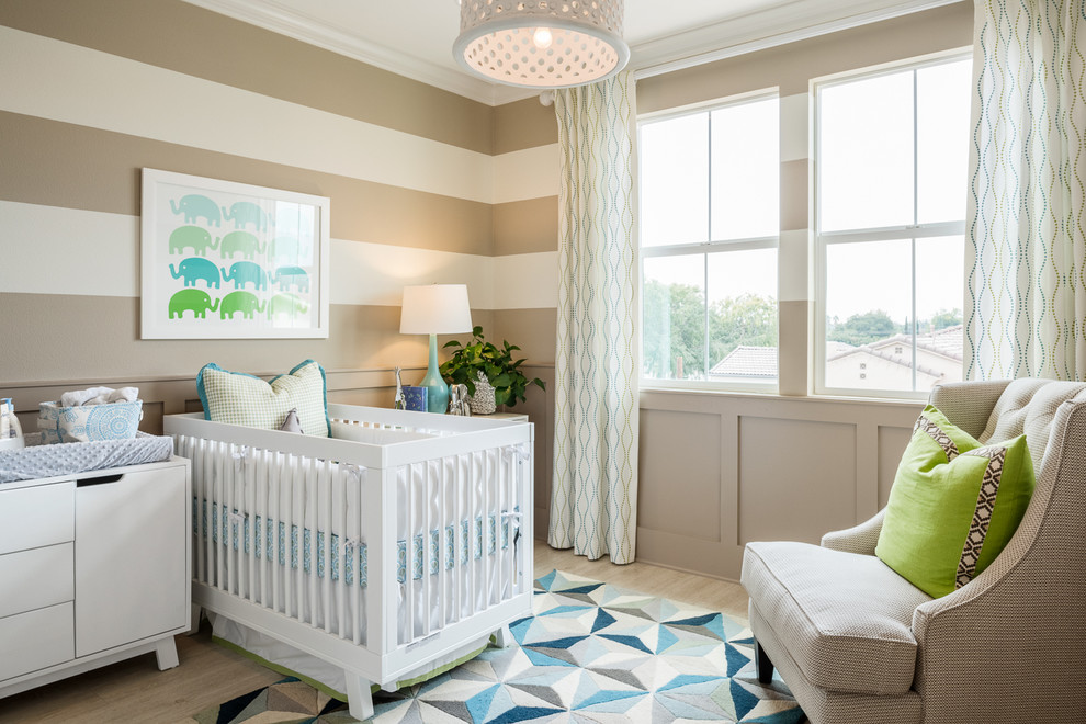 Réalisation d'une chambre de bébé neutre tradition de taille moyenne avec un mur multicolore.