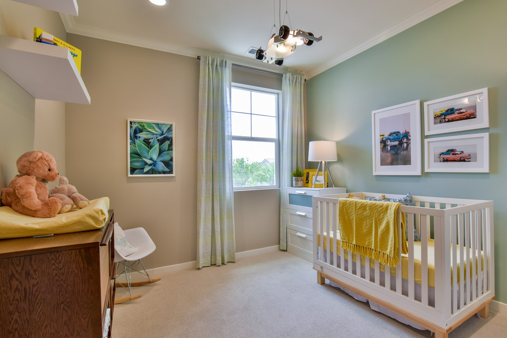На фото: маленькая нейтральная комната для малыша в стиле неоклассика (современная классика) с зелеными стенами, ковровым покрытием и бежевым полом для на участке и в саду с
