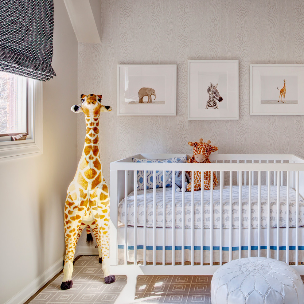 シカゴにあるトランジショナルスタイルのおしゃれな赤ちゃん部屋 (白い壁、無垢フローリング、男女兼用) の写真