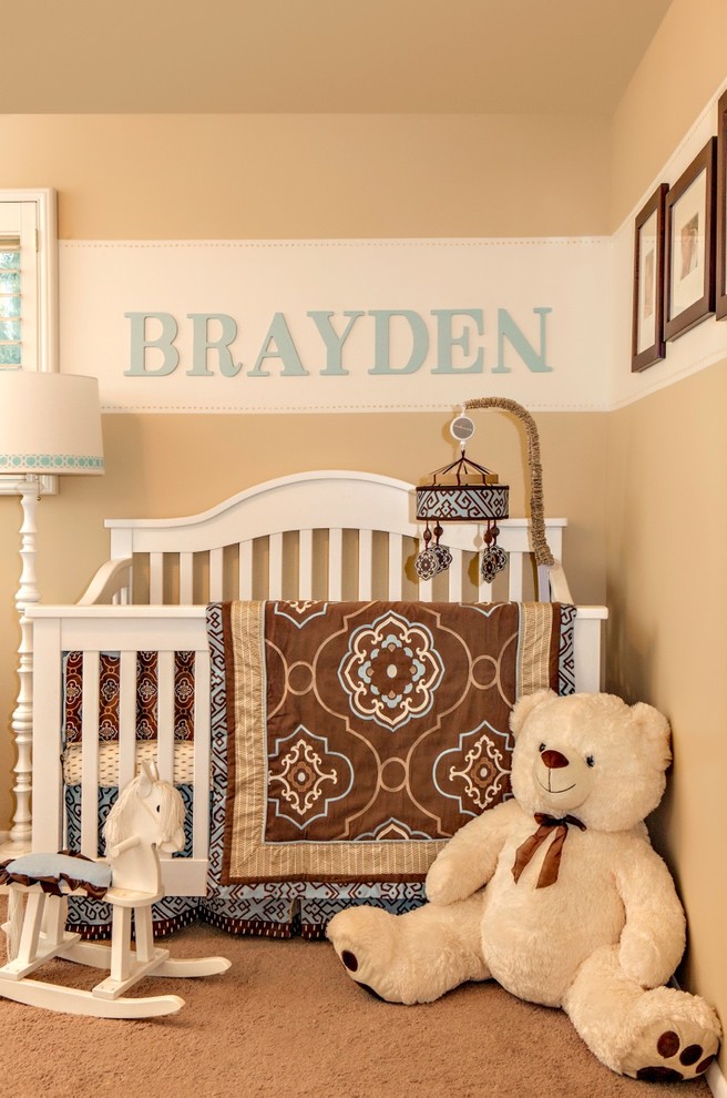 На фото: нейтральная комната для малыша среднего размера в классическом стиле с бежевыми стенами, ковровым покрытием и коричневым полом с