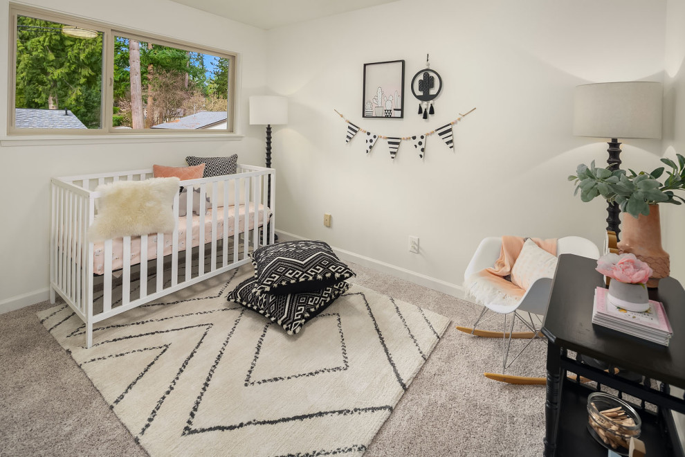 На фото: комната для малыша среднего размера в стиле ретро с серыми стенами, ковровым покрытием и серым полом с