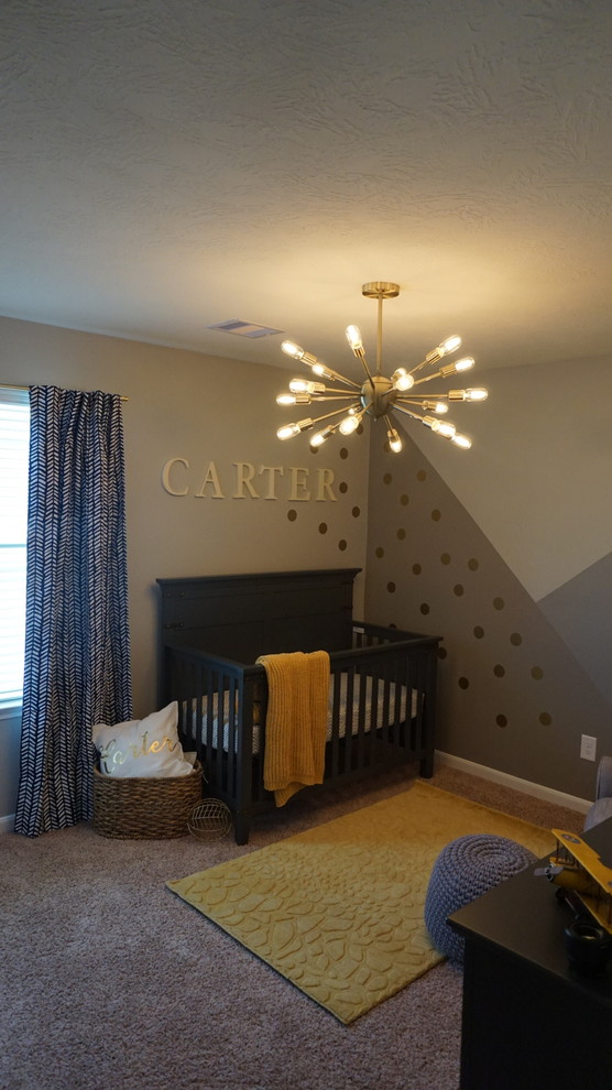 Bild på ett litet funkis babyrum, med grå väggar, heltäckningsmatta och beiget golv