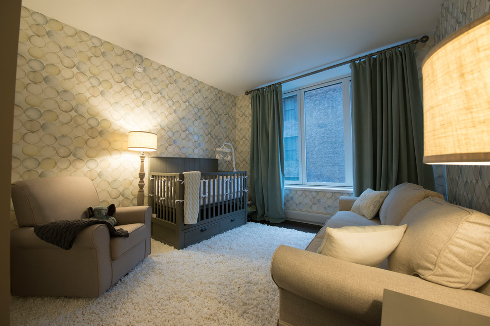 Exemple d'une chambre de bébé garçon chic de taille moyenne avec un mur multicolore.
