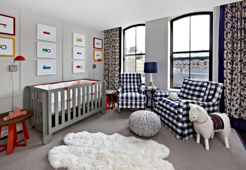Стильный дизайн: комната для малыша среднего размера в стиле неоклассика (современная классика) с серыми стенами, темным паркетным полом и серым полом для мальчика - последний тренд