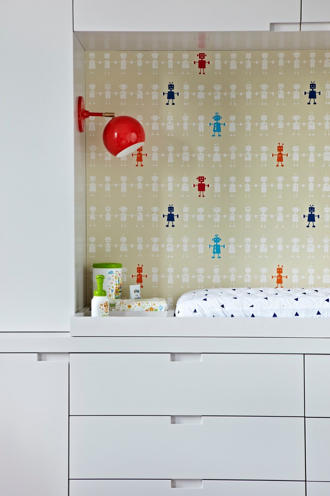 Источник вдохновения для домашнего уюта: комната для малыша среднего размера в стиле неоклассика (современная классика) с серыми стенами и темным паркетным полом для мальчика