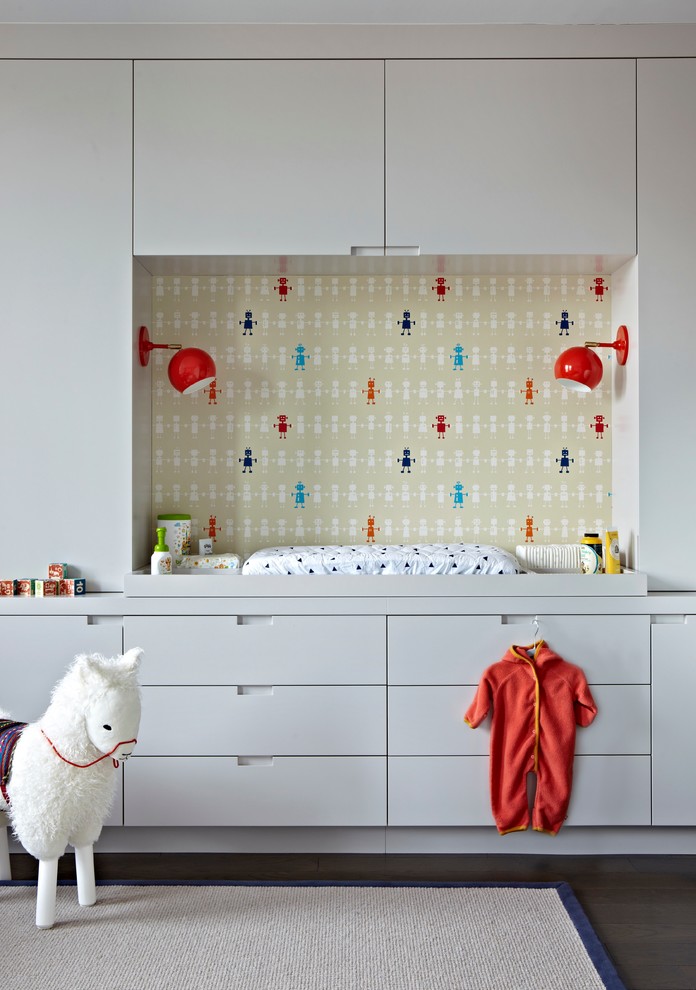Diseño de habitación de bebé niño tradicional renovada de tamaño medio con paredes grises y suelo de madera oscura