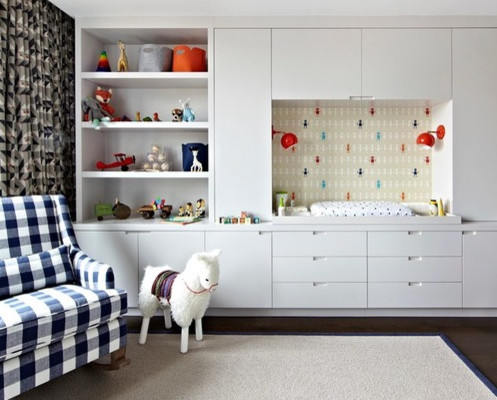 Diseño de habitación de bebé neutra minimalista de tamaño medio con paredes beige y suelo de madera oscura