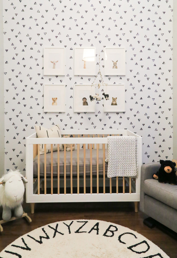 Aménagement d'une petite chambre de bébé neutre moderne.