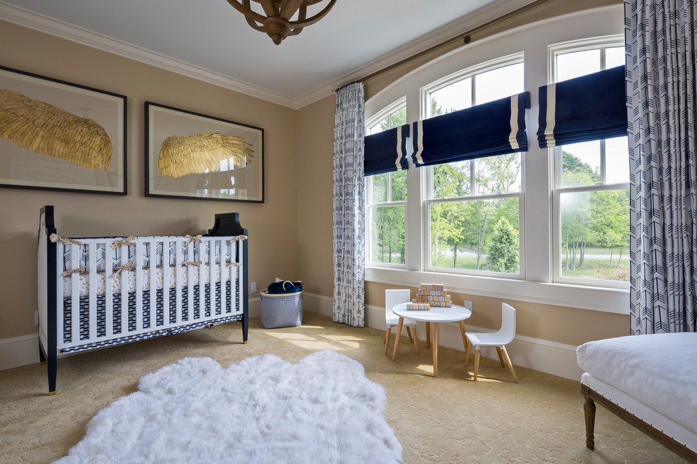 Ejemplo de habitación de bebé neutra tradicional con paredes marrones, moqueta y suelo marrón