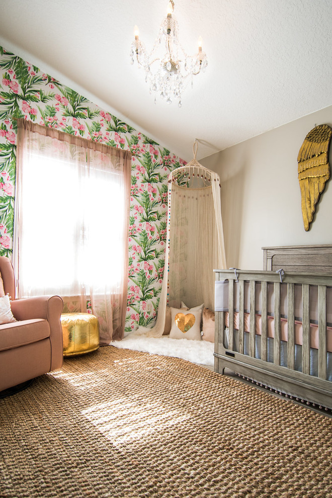 Idées déco pour une chambre de bébé fille éclectique de taille moyenne avec un mur gris et un sol en carrelage de céramique.