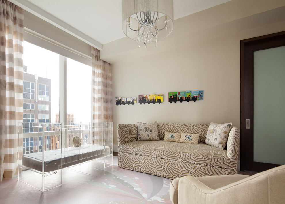 Стильный дизайн: нейтральная комната для малыша среднего размера в современном стиле с бежевыми стенами и полом из винила - последний тренд