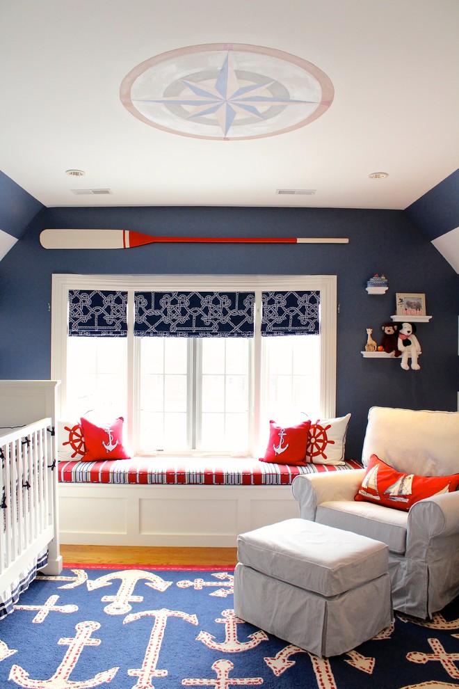 На фото: нейтральная комната для малыша в морском стиле с синими стенами
