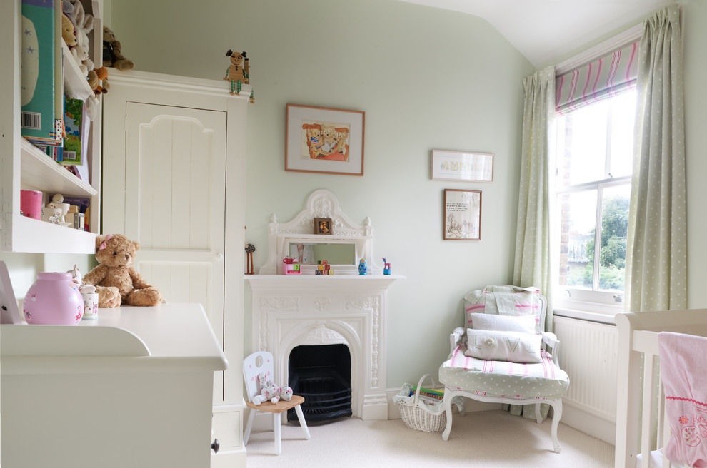 Imagen de habitación de bebé niña clásica con paredes grises, moqueta y suelo blanco