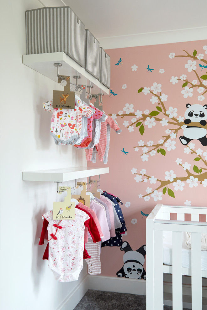 Foto de habitación de bebé niña actual de tamaño medio con paredes rosas, moqueta y suelo gris