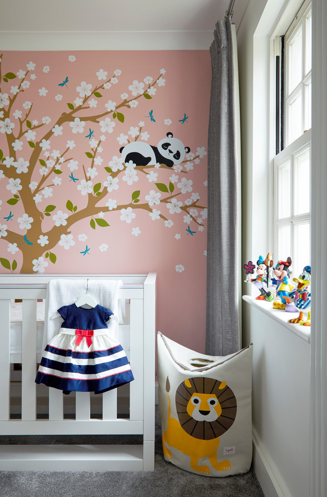 Esempio di una cameretta per neonata minimal di medie dimensioni con pareti rosa, moquette e pavimento grigio