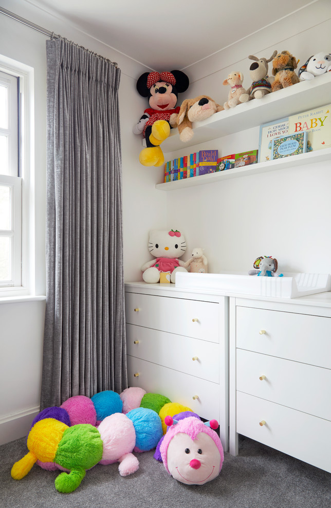 На фото: комната для малыша среднего размера в современном стиле с розовыми стенами, ковровым покрытием и серым полом для девочки с