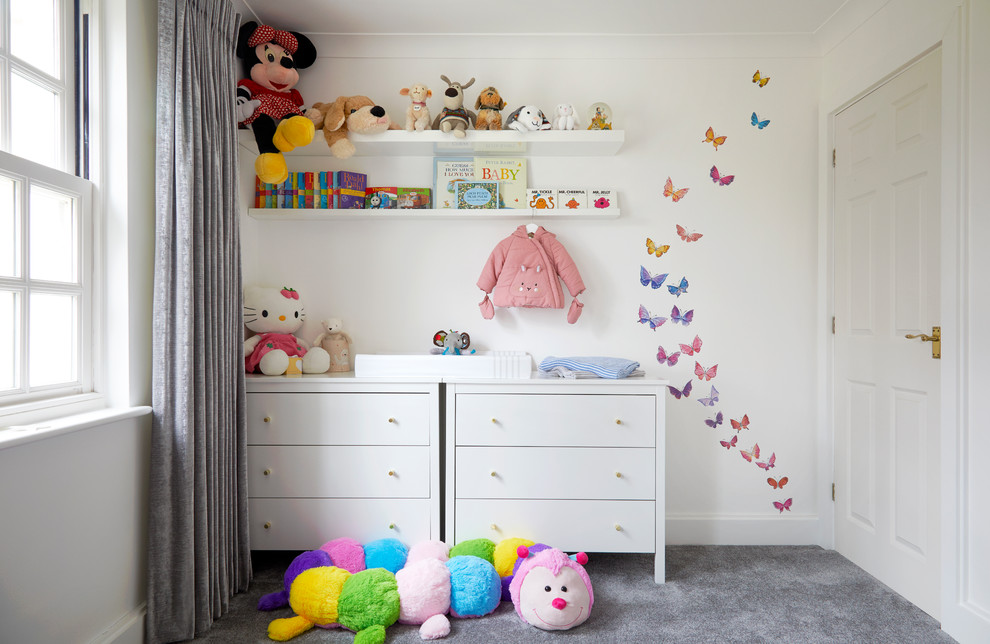 Modelo de habitación de bebé niña contemporánea de tamaño medio con moqueta, suelo gris y paredes blancas
