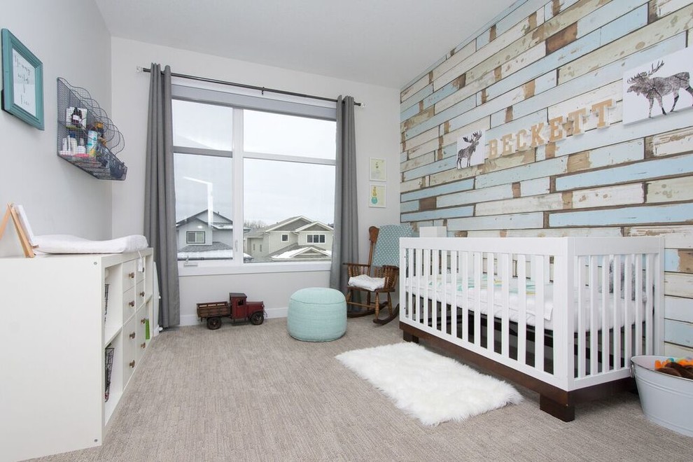 カルガリーにある高級な中くらいなトランジショナルスタイルのおしゃれな赤ちゃん部屋 (白い壁、カーペット敷き、男の子用、ベージュの床) の写真