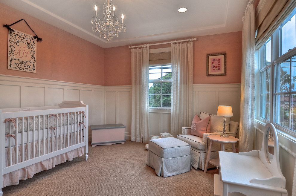 Пример оригинального дизайна: комната для малыша в классическом стиле с розовыми стенами, ковровым покрытием и бежевым полом для девочки