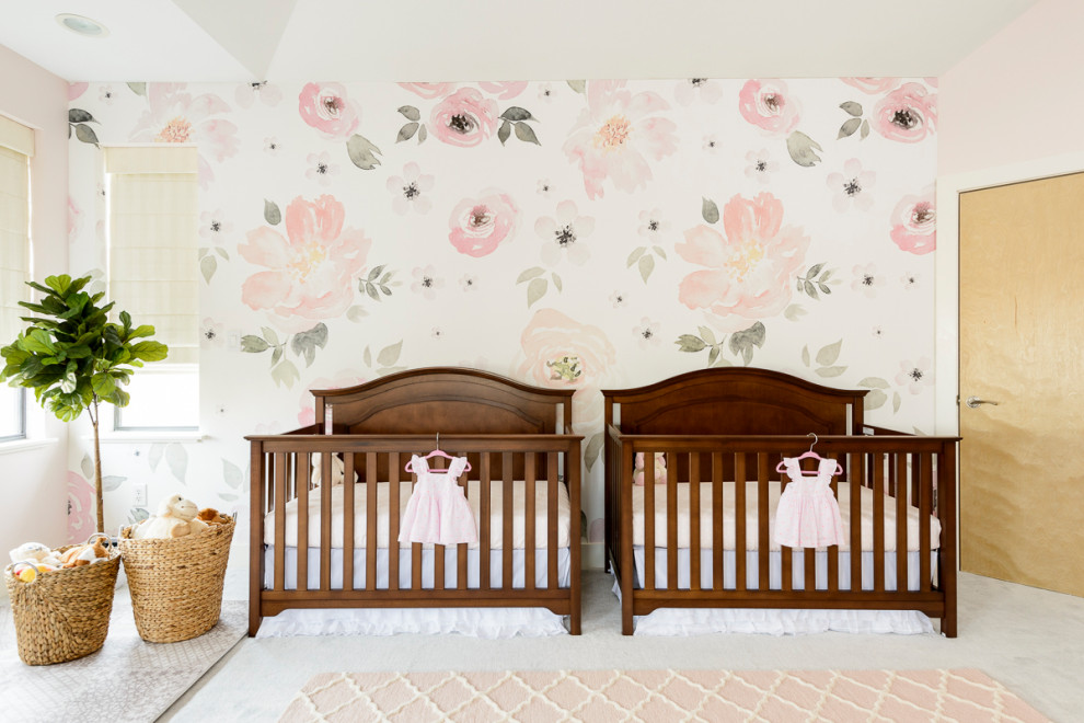 Imagen de habitación de bebé niña clásica renovada con paredes rosas y moqueta