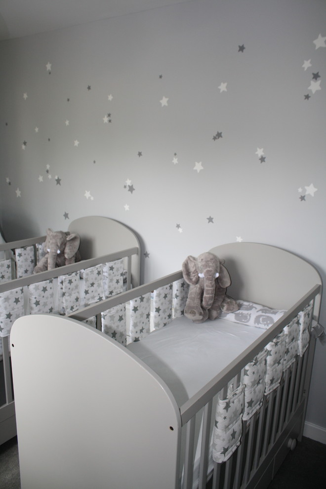Aménagement d'une petite chambre de bébé garçon contemporaine avec un mur gris, moquette et un sol gris.
