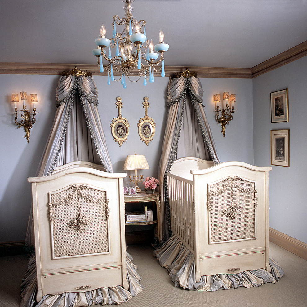 На фото: комната для малыша в викторианском стиле с фиолетовыми стенами и ковровым покрытием для девочки с