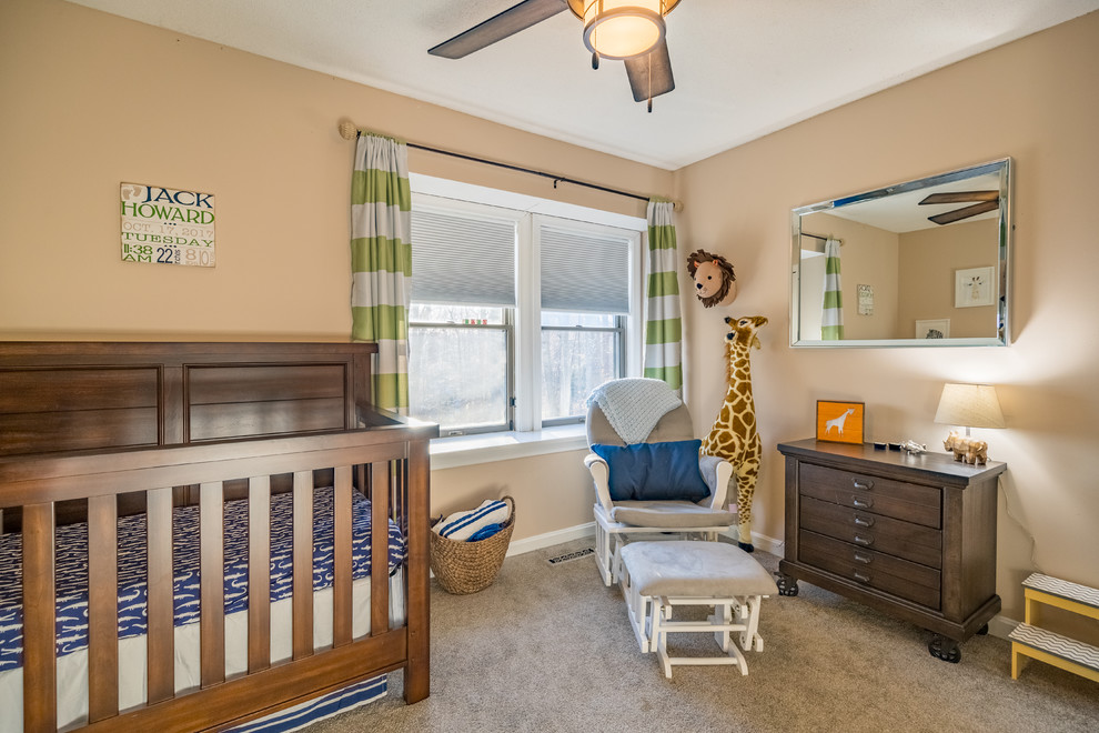 Klassisches Babyzimmer mit brauner Wandfarbe, Teppichboden und grauem Boden in Bridgeport