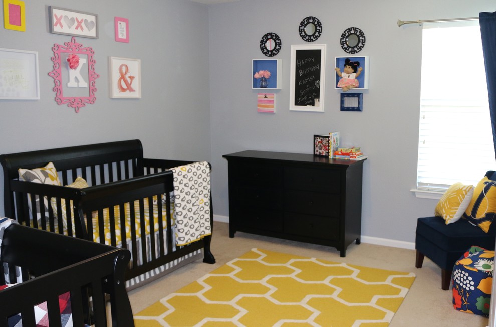 Foto de habitación de bebé contemporánea con paredes grises